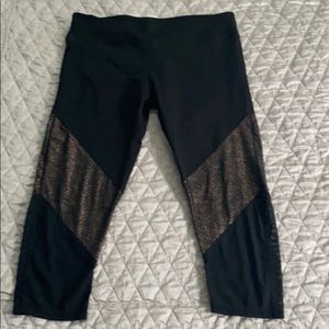 Fabletics mid rise mesh power hold Capri